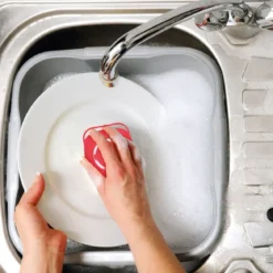 BROSSE A VAISSELLE AVEC RESERVOIR SILICONE