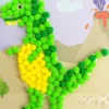 JE CREE MON TABLEAU EN POMPONS DINO 15 X 21 CM