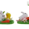 LAPIN ET POUSSIN SUR PELOUSE