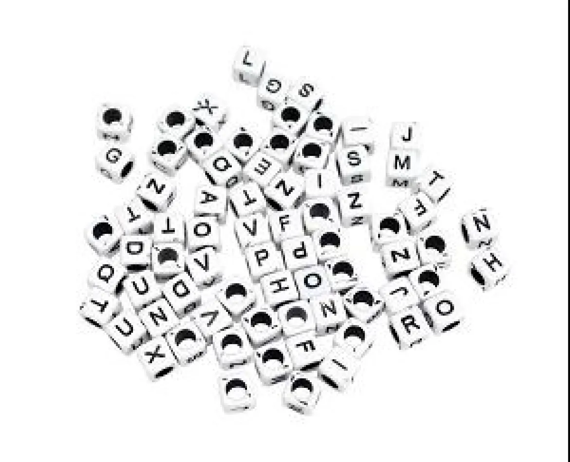 PERLES ACRYLIQUES LETTRES CARREES NOIR BLANC 0.6 CM