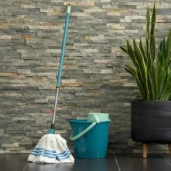 SEAU PLASTIQUE ROND AVEC ESSOREUR CAPACITE 12L BLEU
